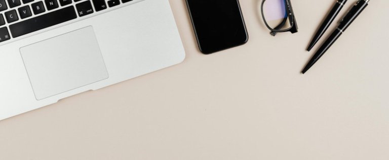 لابتوب وهاتف ذكي على مكتب